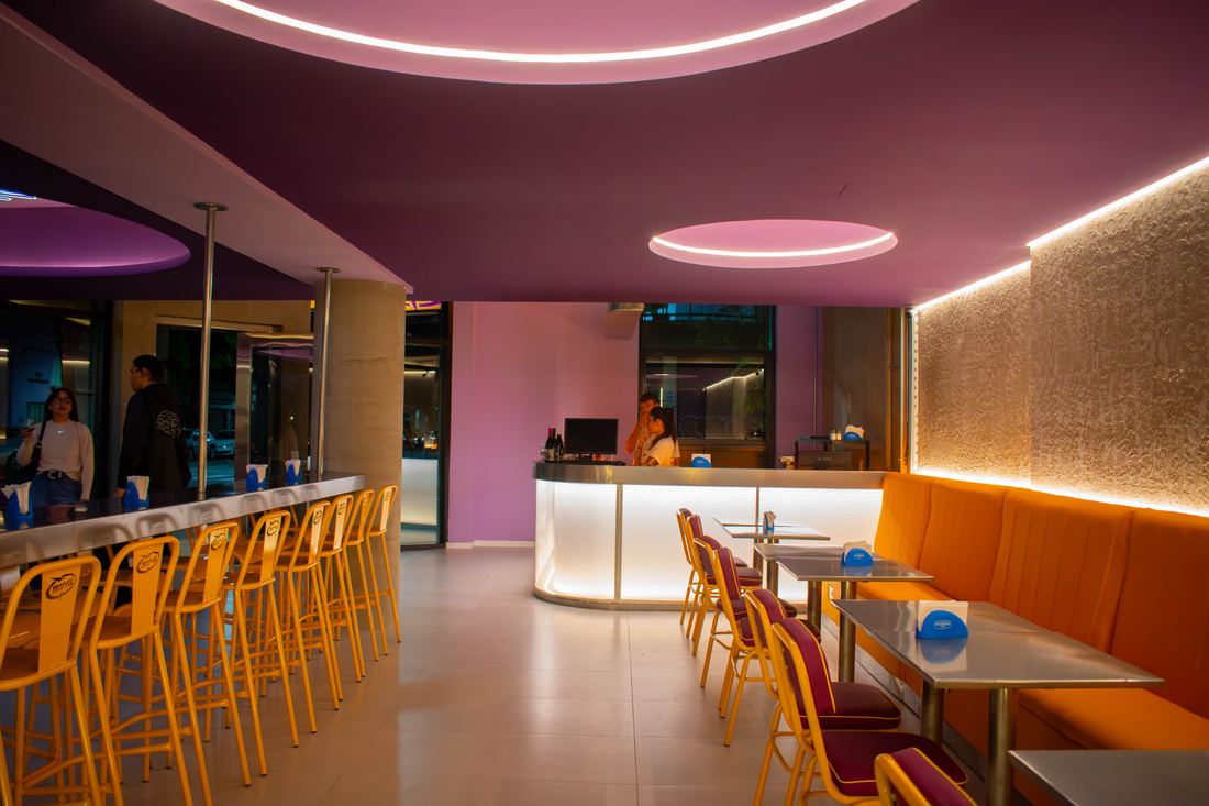 Interior con pared dorada